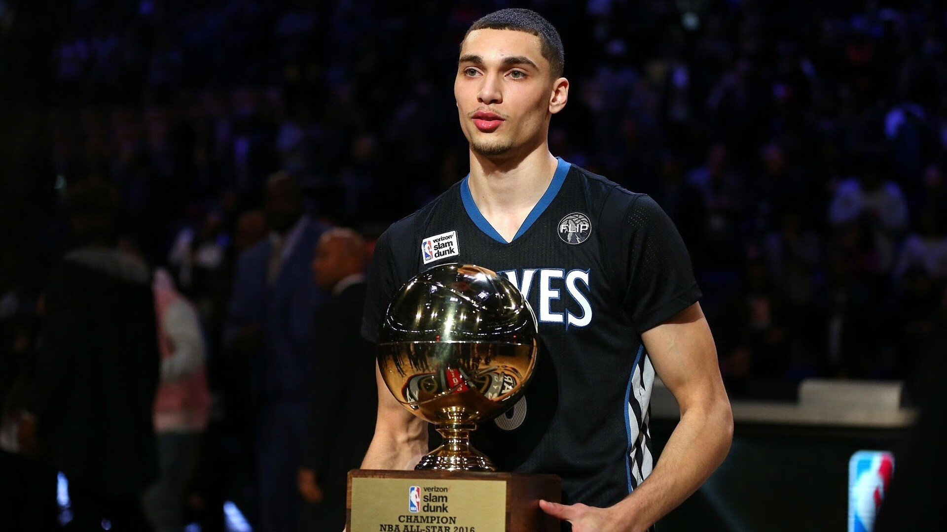 《电竞迷专属：粉丝见面会精彩瞬间》，电竞 粉丝